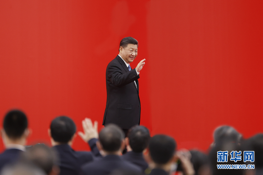 　　11月12日，浦东开发开放30周年庆祝大会在上海市举行。中共中央总书记、国家主席、中央军委主席习近平在会上发表重要讲话。这是习近平向大家挥手致意。新华社发（盛佳鹏摄）